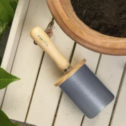 Burgon & Ball Steel Soil Scoop -Garden & Outdoors burgon ball steel soil scoop5019360014867 02i bq