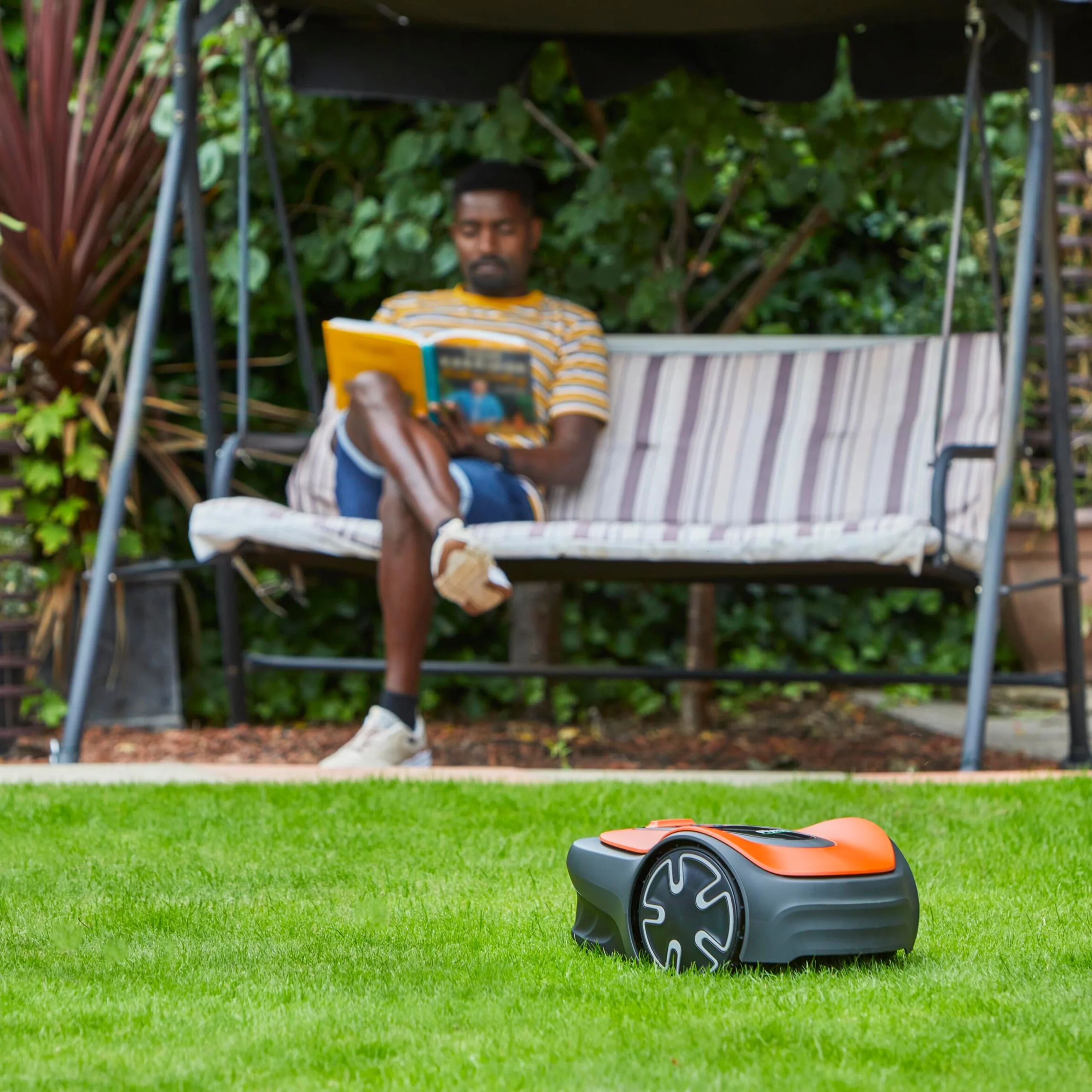 Flymo Easilife Go 250 Cordless Robotic Lawnmower 4 Flymo Easilife Go 250 Cordless Robotic Lawnmower - Image 2