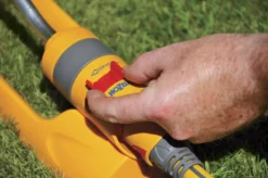 Hozelock Plus Swinging Sprinkler -Garden & Outdoors hozelock plus swinging sprinkler5010646037679 03i