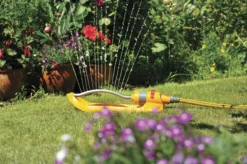 Hozelock Plus Swinging Sprinkler -Garden & Outdoors hozelock plus swinging sprinkler5010646037679 04i