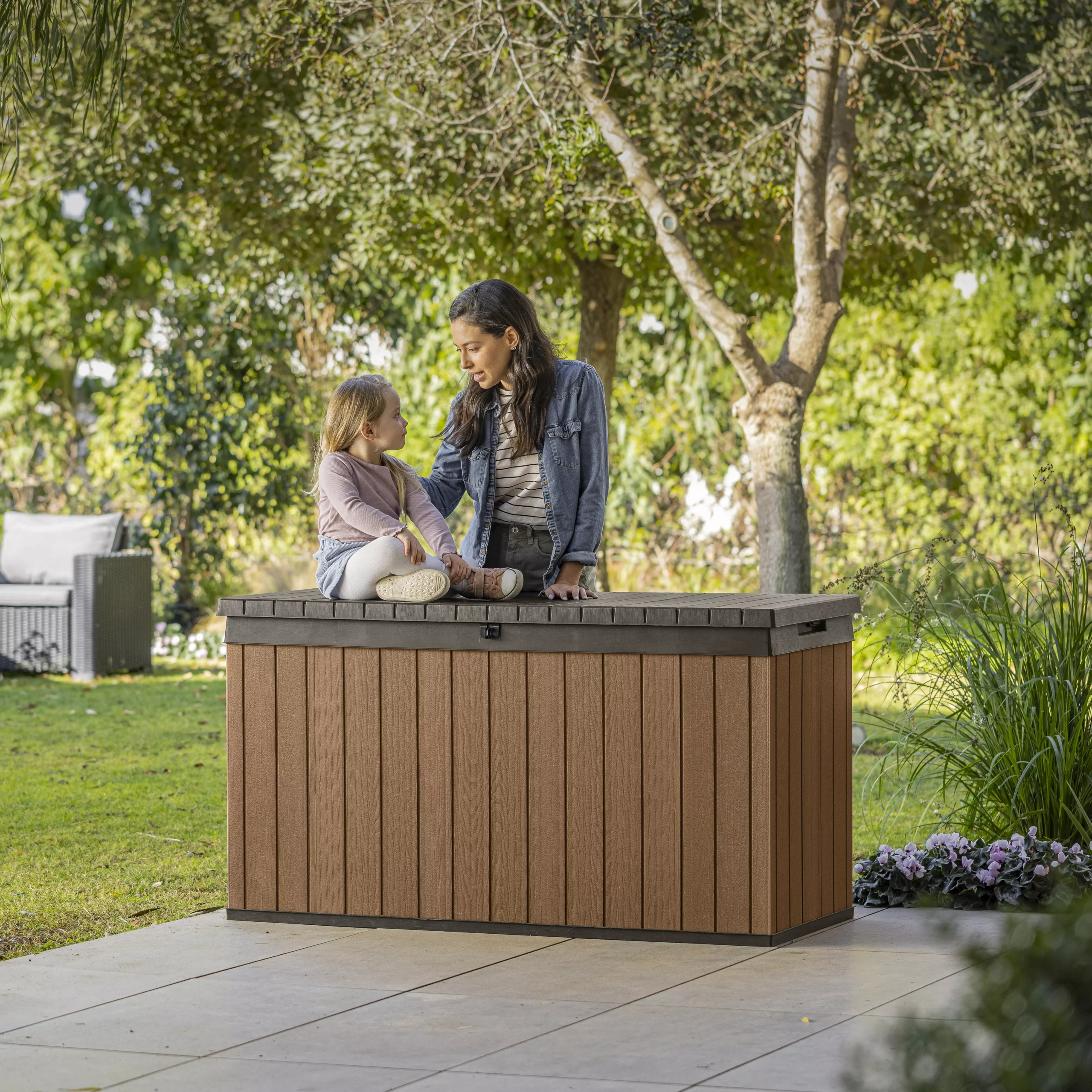 Keter Darwin Wood Effect 5x2 Garden Storage Bench Box 570L 4 Keter Darwin Wood Effect 5x2 Garden Storage Bench Box 570L - Image 2
