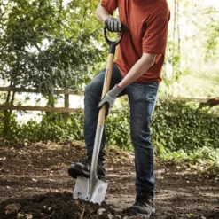 Magnusson Wooden Pointed Digging Spade -Garden & Outdoors magnusson wooden pointed digging spade5059340086675 01i